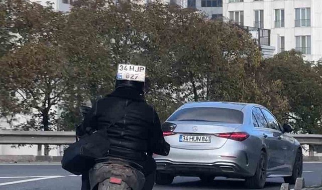 Motosikletin plakasını kaskına taktı, o şekilde trafiğe çıktı