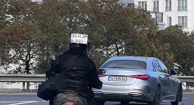 Motosikletin plakasını kaskına taktı, o şekilde trafiğe çıktı