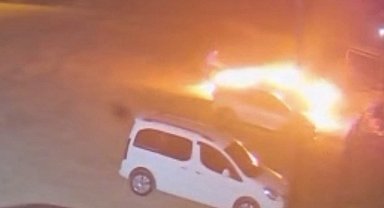 Motosikletli aracı böyle yaktı, o anlar güvenlik kamerasına yansıdı