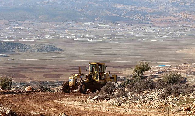 Müren yayla yolunda dev kayalar parçalanarak yol genişletiliyor