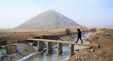 Muş'ta göletler ve akarsular buz tuttu