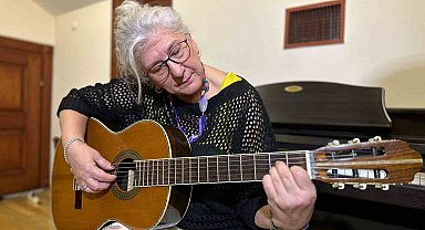 Müzik aşkı 65 yaşından sonra gitarist yaptı