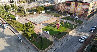 Nazilli Belediyesi'nden parklarda bakım ve ağaç dikim çalışması