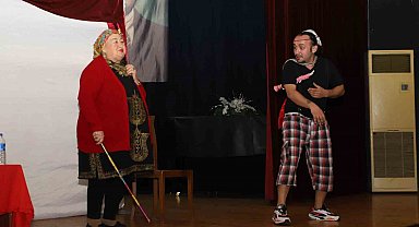 Nazilli'de çocuklar tiyatro gösterisiyle eğlendi