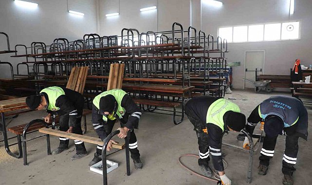 Nizip'te parklarda eskiyen banklar ve oturma grupları yenileniyor