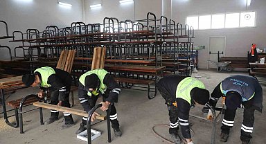 Nizip'te parklarda eskiyen banklar ve oturma grupları yenileniyor