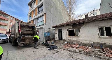 O çöp ev yine temizleniyor