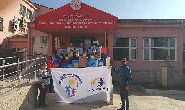 Öğrenciler huzurevi sakinleri için resim yaptı