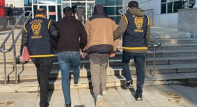 Okul servisiyle gelerek klima çalan 2 şüpheli yakalandı