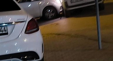 Önce kaza yaptılar, sonra tekmeli yumruklu kavga ettiler, o anlar kamerada