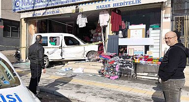 Önce otomobile çarptı, sonra şerit değiştirip iş yerine daldı