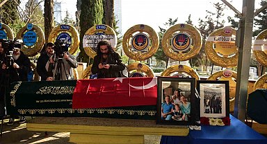 Otel yangınında hayatını kaybeden Güngör ailesi son yolculuğuna uğurlandı