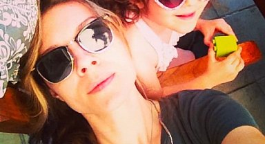 Otel yangınında hayatını kaybeden ünlü Stilist Feray Kanpolat ve kızı Oya Kanpolat son yolculuğuna uğurlandı