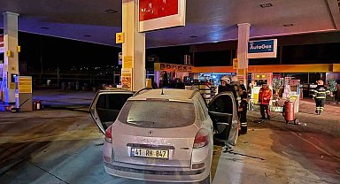 Otomobil akaryakıt istasyonundaki pompalara çarptı, kaza ucuz atlatıldı