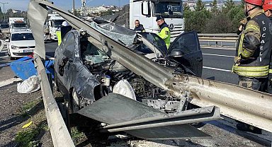 Otomobil bariyerlere girdi: 1'i ağır 4 yaralı