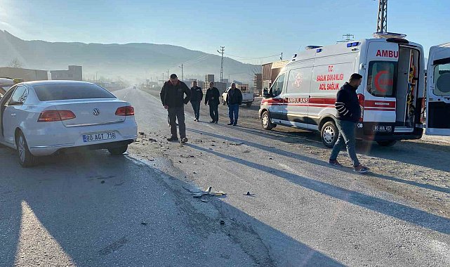 Otomobil ile ticari taksi çarpıştı: 2 yaralı