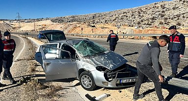 Otomobil refüje çarptı: 1 yaralandı