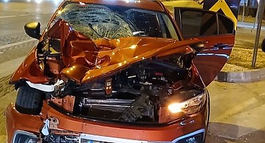 Otomobil yayalara çarptı: 2 ölü