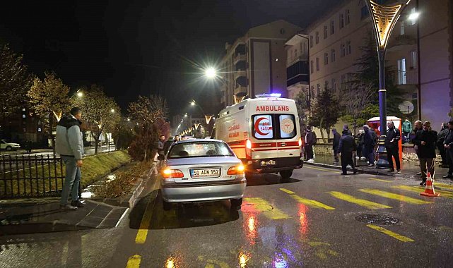 Otomobil yayalara çarptı: 2 yaralı