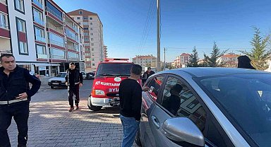 Otomobilde kilitli kalan bebeği 'Kırmızı Balık' izleterek sakinleştirdiler