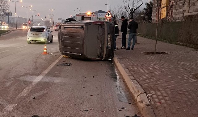 Otomobile çarpan ticari araç devrildi