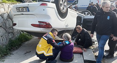 Otomobile çarpıp kaldırıma devrilen araçtaki çift yaralandı