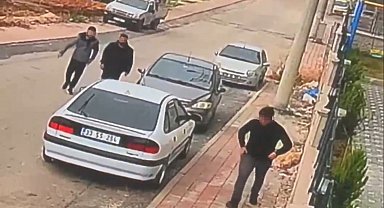 Otomobille gelip elektrikli bisiklet çaldılar: O anlar kamerada