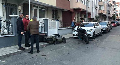 Otomobille motosikletin çarpıştığı kaza araç kamerasına yansıdı