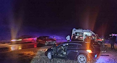 Otomobillerin kafa kafaya çarpıştığı kazada 8 kişi yaralandı