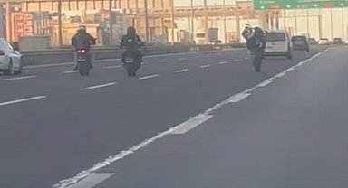 Otoyolda akrobasi hareketleri yaparak trafiği yavaşlattılar, o anlar kamerada