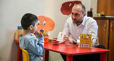 Oyun terapisi ile kekemeliğinden kurtuldu