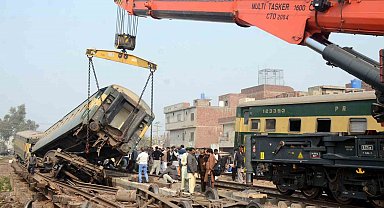 Pakistan'da tren vagonları raydan çıktı