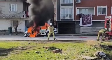 Park halindeki araç alev topuna döndü, itfaiye müdahale ederken patlama meydana geldi