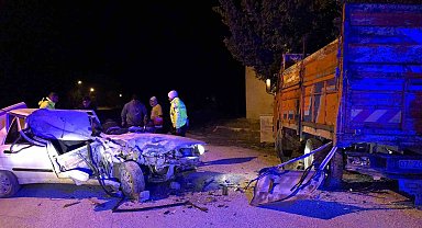 Park halindeki kamyona çarpıp hurdaya dönen otomobilde yaralanan sürücüyü itfaiye kurtardı