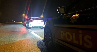 Polisten kaçan şüphelilerin aracında uyuşturucu çıktı