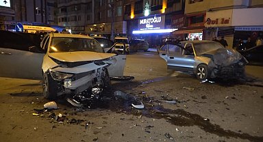 "Dur" ihtarına uymayan ehliyetsiz sürücü kaza yaptı: 3 yaralı