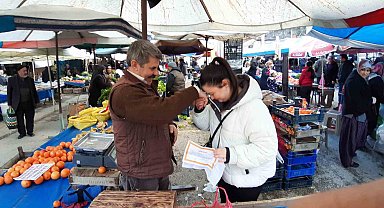 "Takdir getirene vitamin hediye" dedi, öğrencilere meyve dağıttı