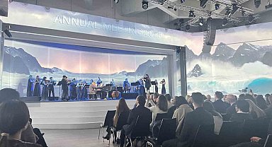 Refik Anadol buzulların erimesini Davos Zirvesi'ne taşıdı