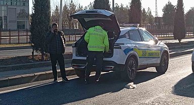 Refüje çarpıp ters dönerek duran otomobildeki 2 kişinin burnu bile kanamadı