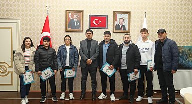 Rektör Alma masa tenisinde şampiyon olan öğrencileri tebrik etti