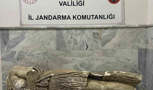Roma dönemine ait 1,5 metrelik heykeli satmak isterken yakalandılar