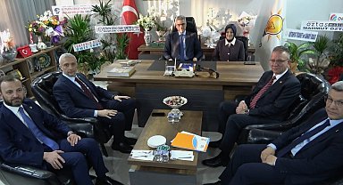 Sağlık Bakanı Memişoğlu'ndan AK Parti Kütahya İl Başkanlığı'na ziyaret