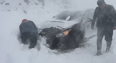 Sahara Geçidi'nde yoğun kar ve tipi ulaşıma engel oldu