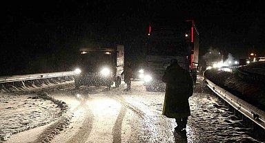 Sakaltutan ve Ahmediye geçitlerinde kar ve tipi etkili oldu