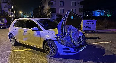 Sakarya'da ilginç kaza: Otomobilin kapısı, çarpıştığı aracın farında asılı kaldı