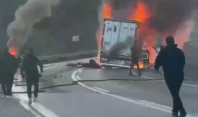 Sakarya'da seyir halindeki tır alev alev yandı