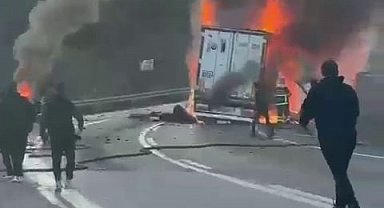 Sakarya'da seyir halindeki tır alev alev yandı