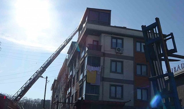 Sancaktepe'de binanın çatı katında yangın: 6 kişi dumandan etkilendi