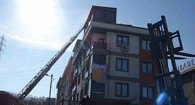 Sancaktepe'de binanın çatı katında yangın: 6 kişi dumandan etkilendi
