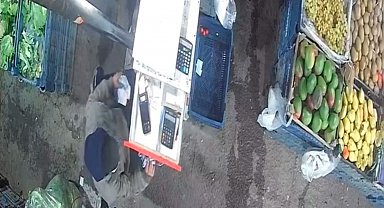 Şanlıurfa'da bir şahsın marketten para çalma anı kameraya yansıdı